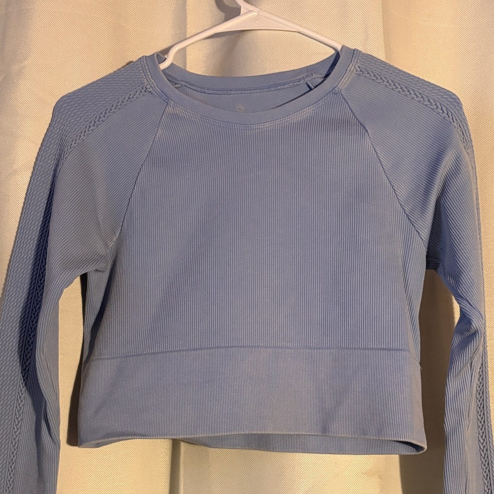 Cropped, lavender, gym long sleeve top, pattern down both sleeves, size: medium